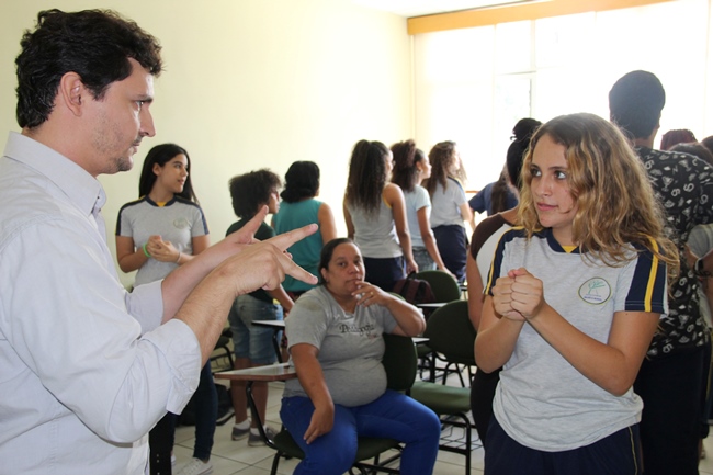 O professor João Elias durante dinâmica de grupo no Curso Básico de Libras oferecido gratuitamente na Escola Estadual Mauricio Murgel, em BH. Foto: Franciele Xavier